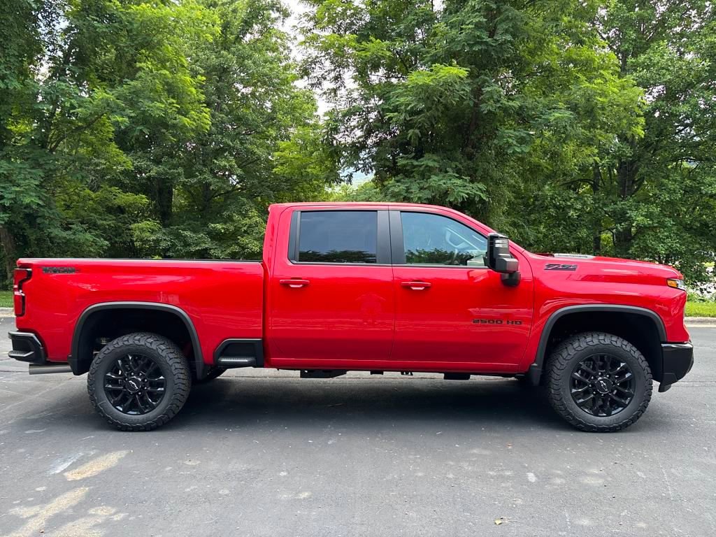 2025 Chevrolet Silverado 2500HD LT photo 2