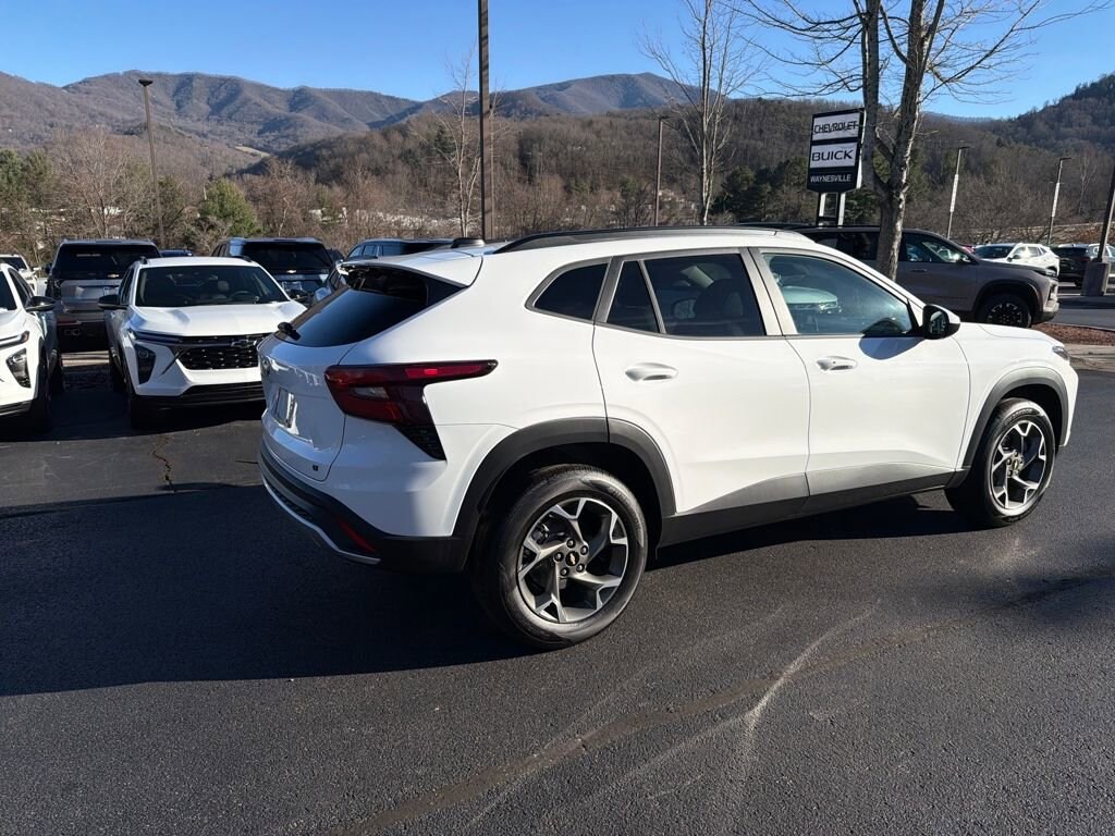 New 2025 Chevrolet Trax LT SUV