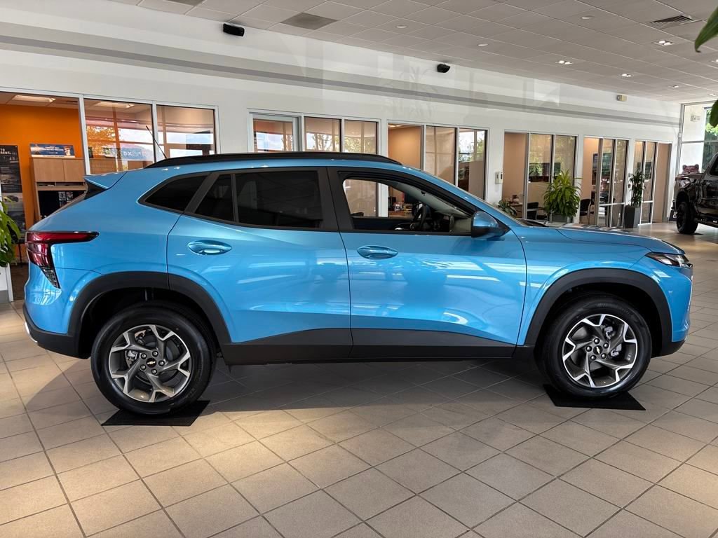 2025 Chevrolet Trax LT photo 2