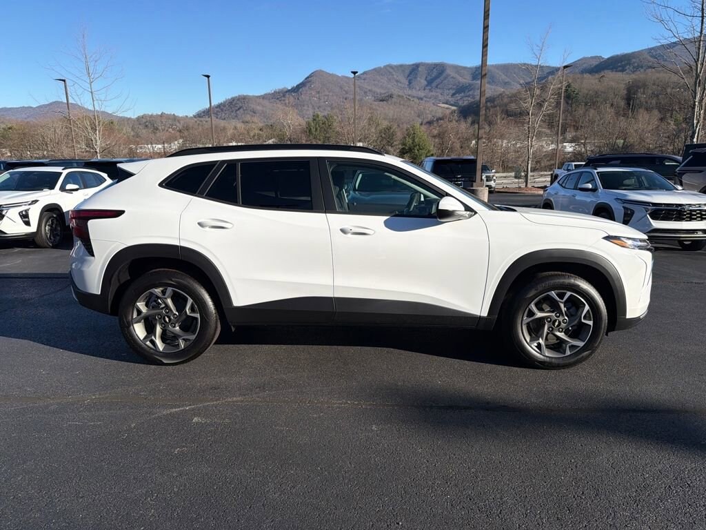 New 2025 Chevrolet Trax LT SUV