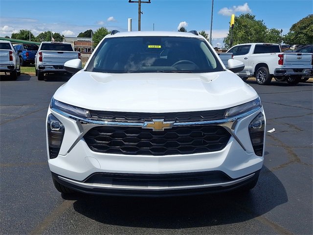 2025 Chevrolet Trax LT photo 3