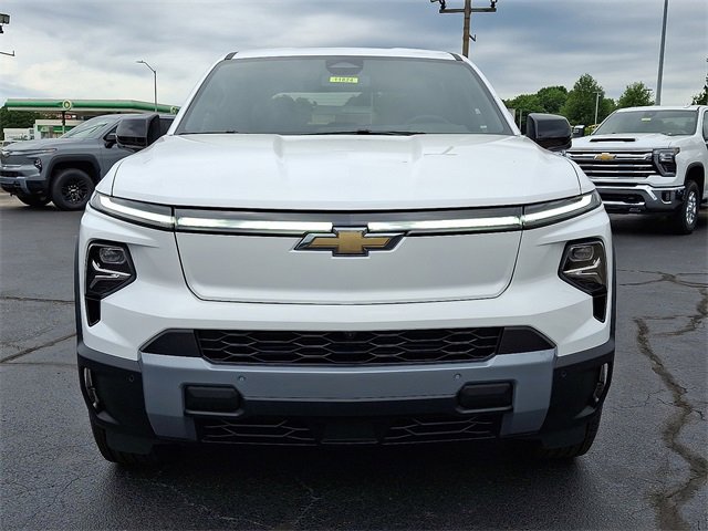 2025 Chevrolet Silverado EV LT photo 3