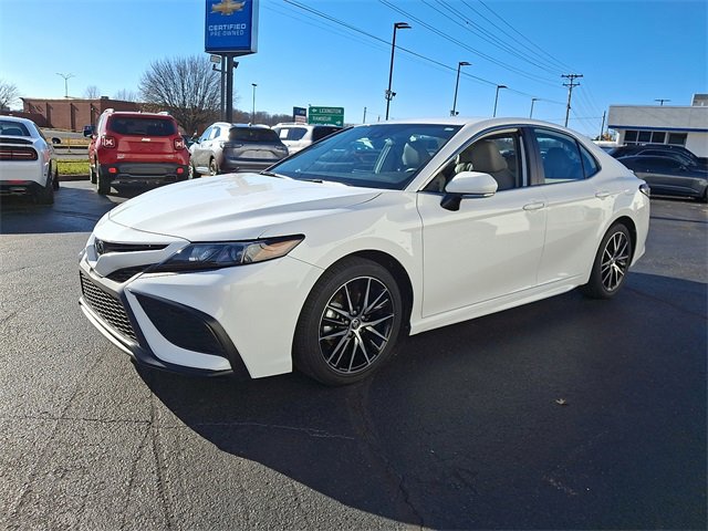 2024 Toyota Camry SE photo 3