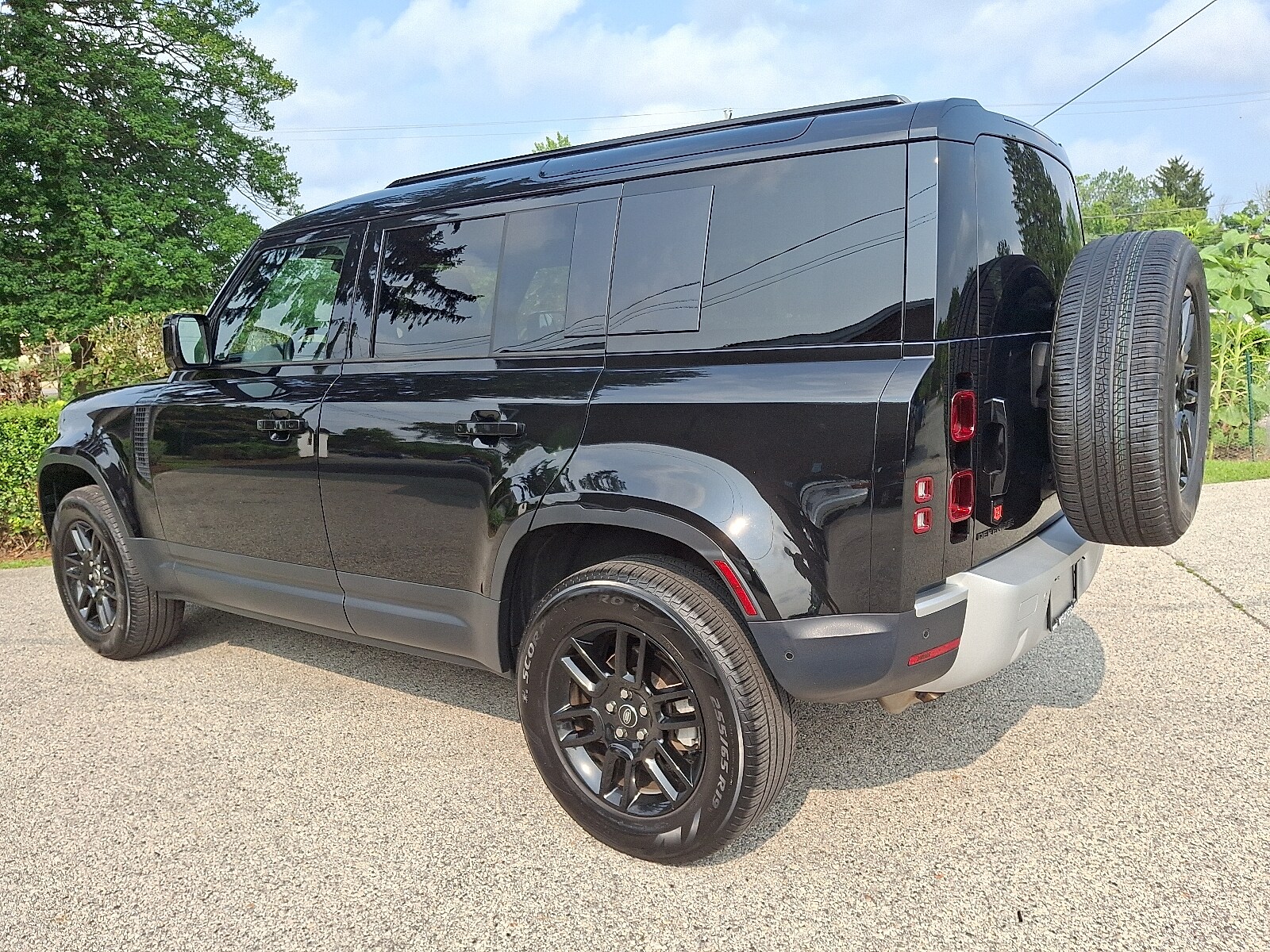 2025 Land Rover Defender 110 photo 4