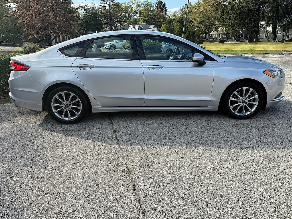 Used 2017 Ford Fusion SE Sedan