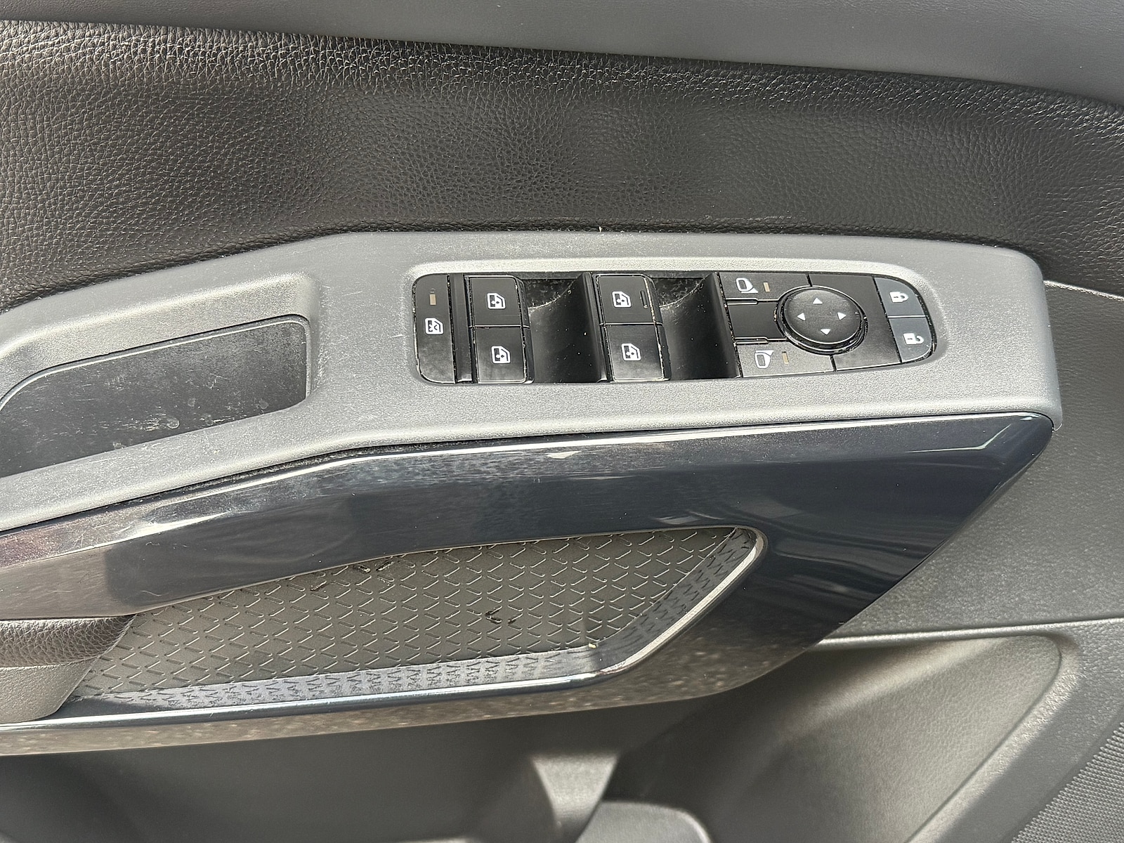 2023 Nissan Pathfinder SV - Photo 23
