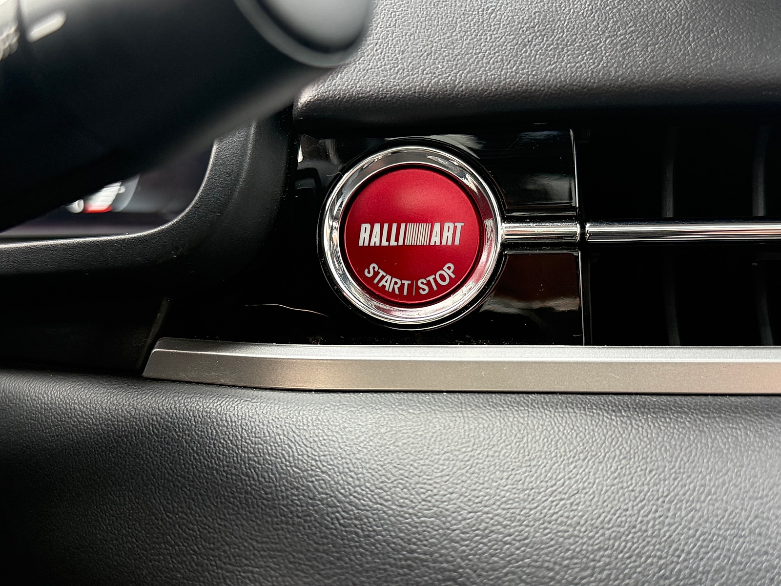 2024 Mitsubishi Outlander Plug-in Hybrid RALLIART - Photo 36