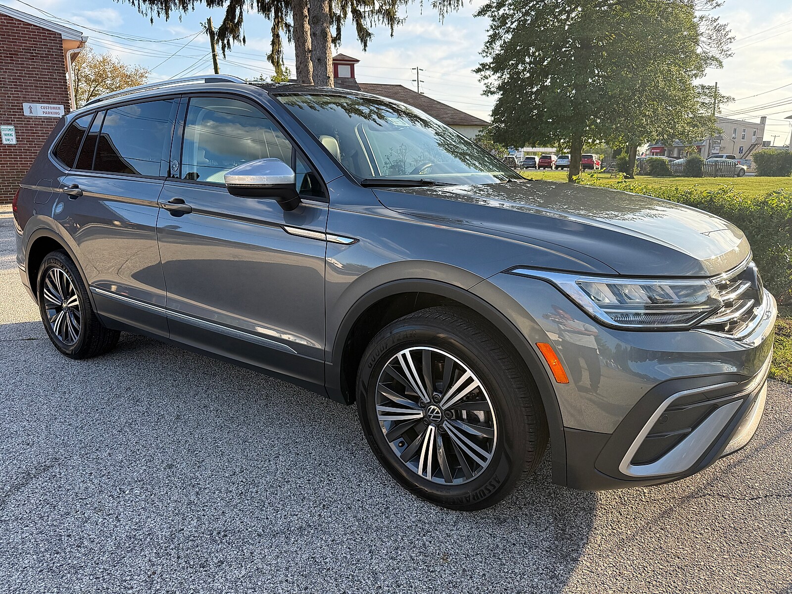 2024 Volkswagen Tiguan SE Wolfsburg Edition photo 2