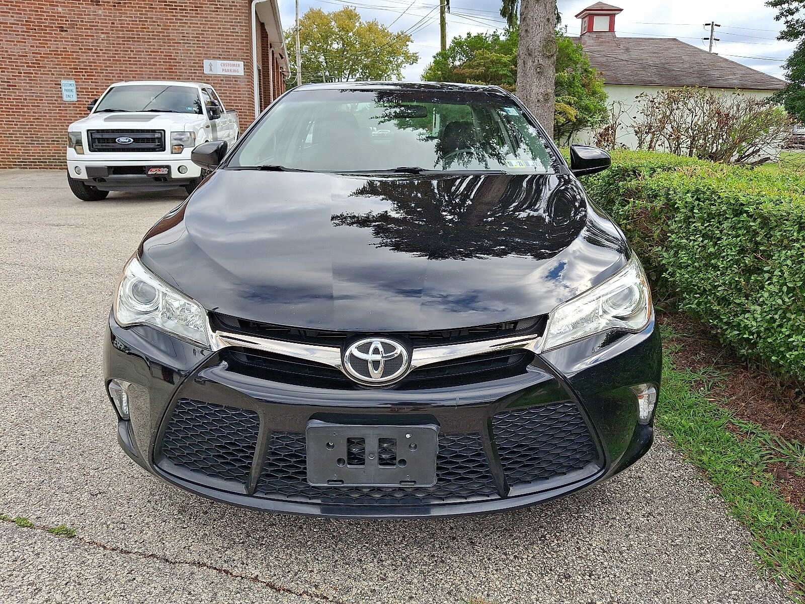 2016 Toyota Camry SE photo 2