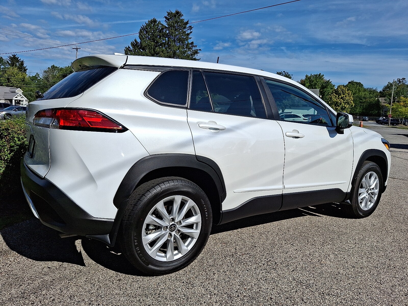 2022 Toyota Corolla Cross LE photo 2