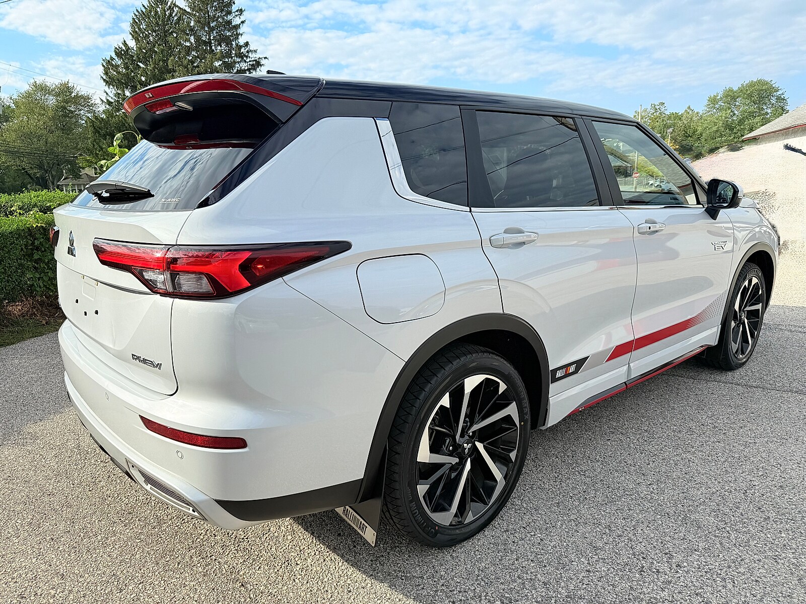 2024 Mitsubishi Outlander PHEV SE Ralliart photo 2