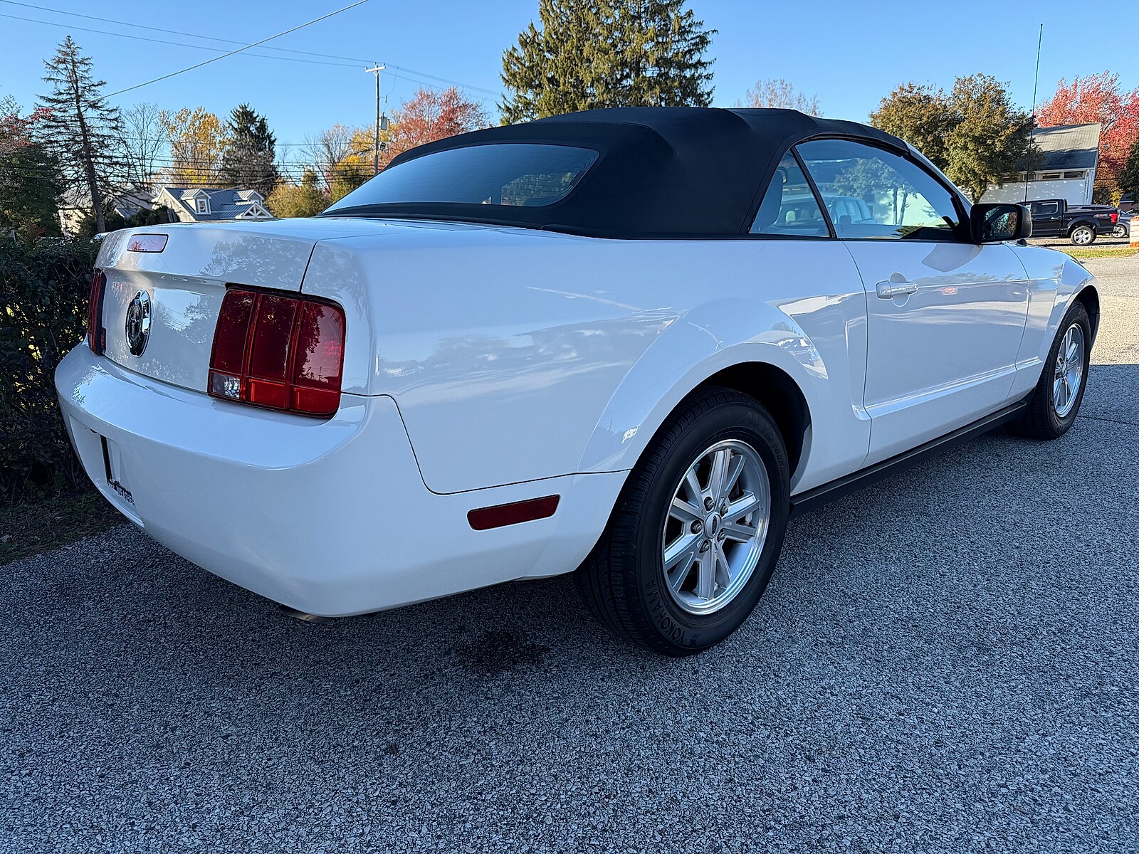 2006 Ford Mustang V6 Deluxe Convertible photo 2