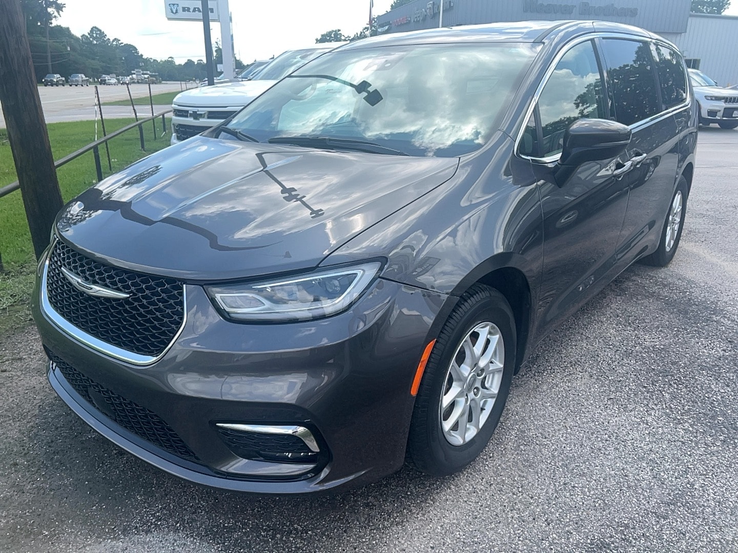 2023 Chrysler Pacifica Touring L's photo