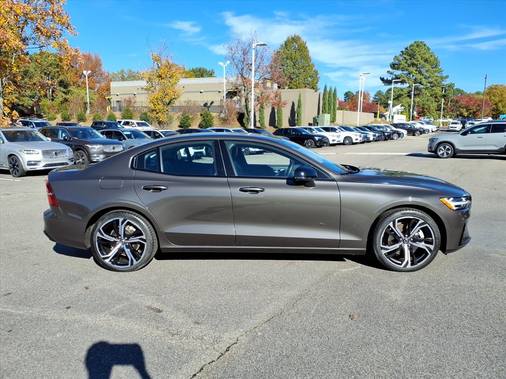 2025 Volvo S60 B5 Core photo 2