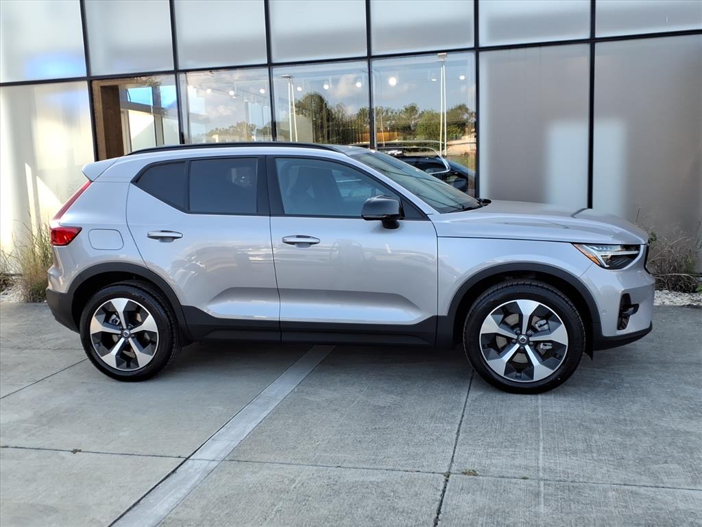 2026 Volvo XC40 Plus photo 2