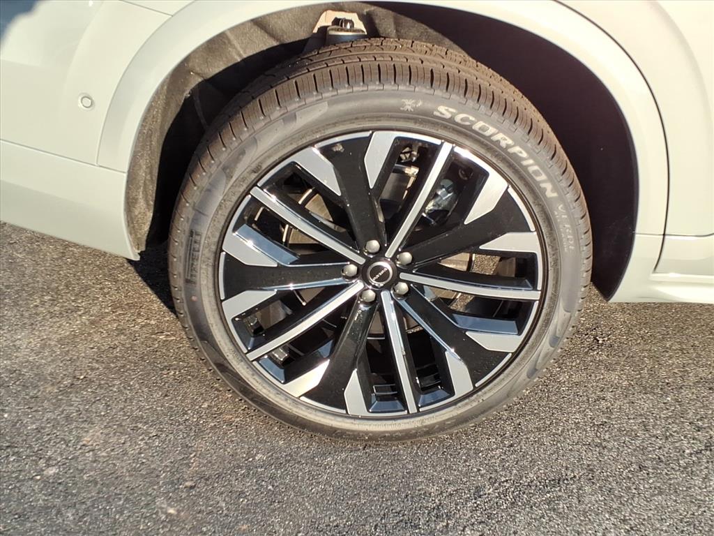 2026 Volvo XC90 Plus - Photo 7