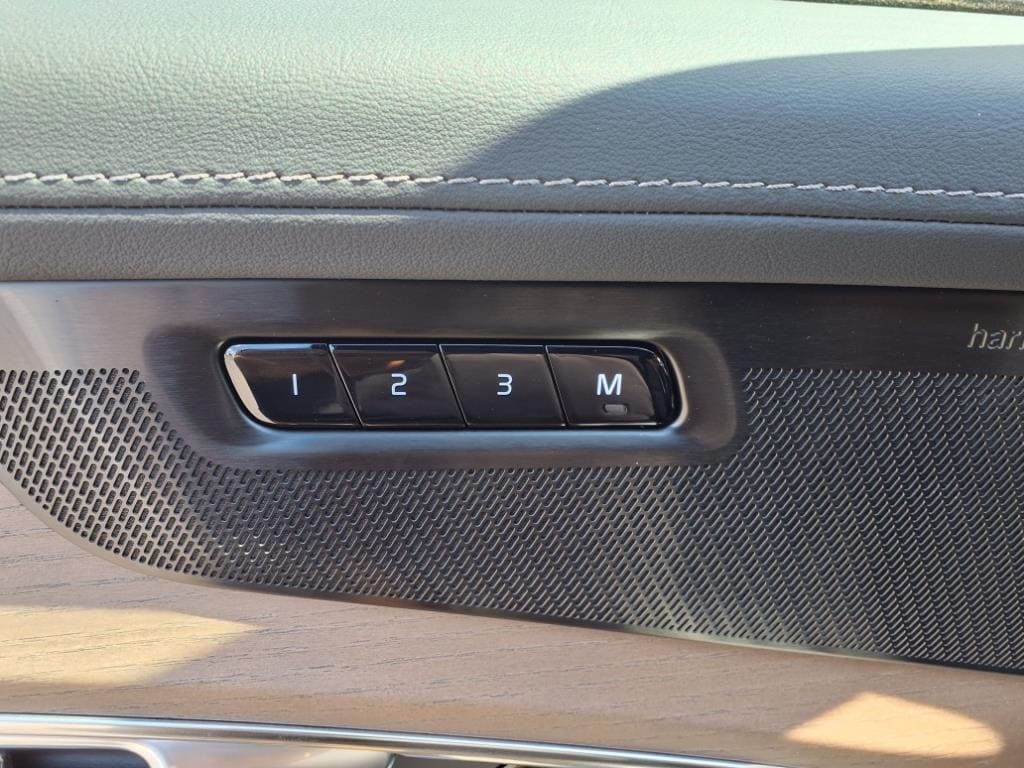 2025 Volvo XC90 Plus - Photo 16