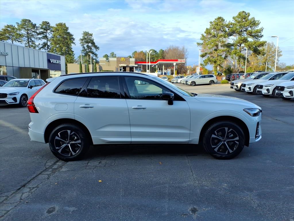 2026 Volvo XC60 B5 Core photo 2