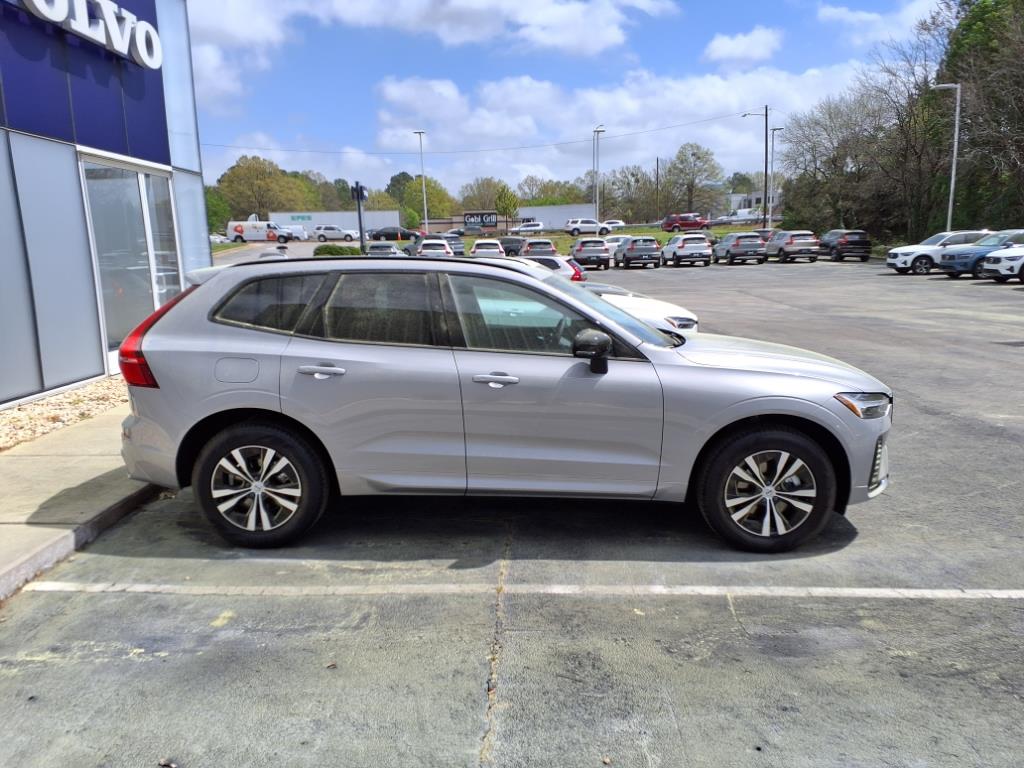2025 Volvo XC60 B5 Core photo 2