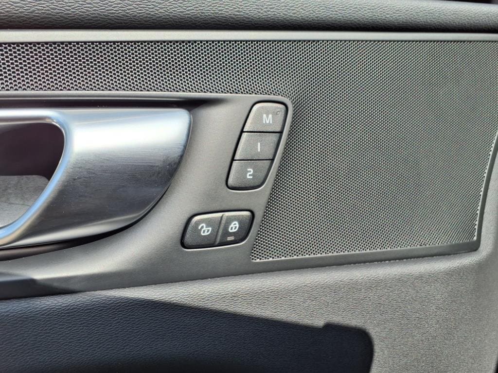 2026 Volvo XC60 Plus - Photo 14