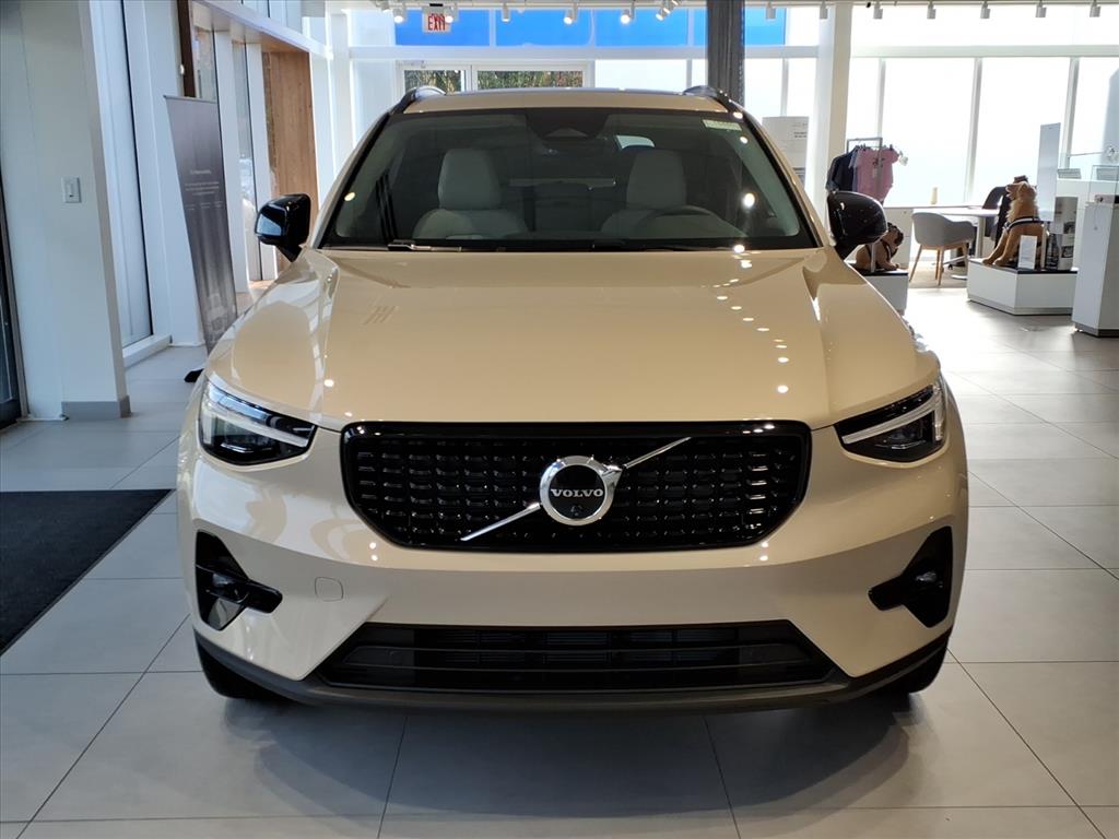 2026 Volvo XC40 Plus photo 2