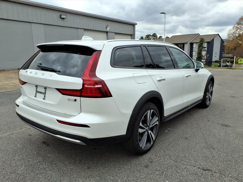 2026 Volvo V60 Cross Country B5 Plus photo 2