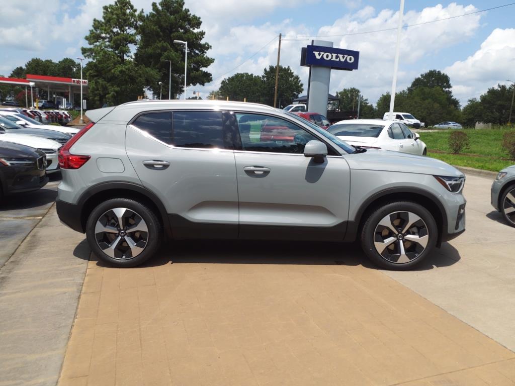 2025 Volvo XC40 Core photo 2