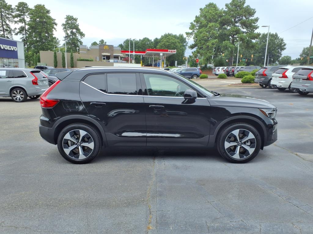 2025 Volvo XC40 Plus photo 2