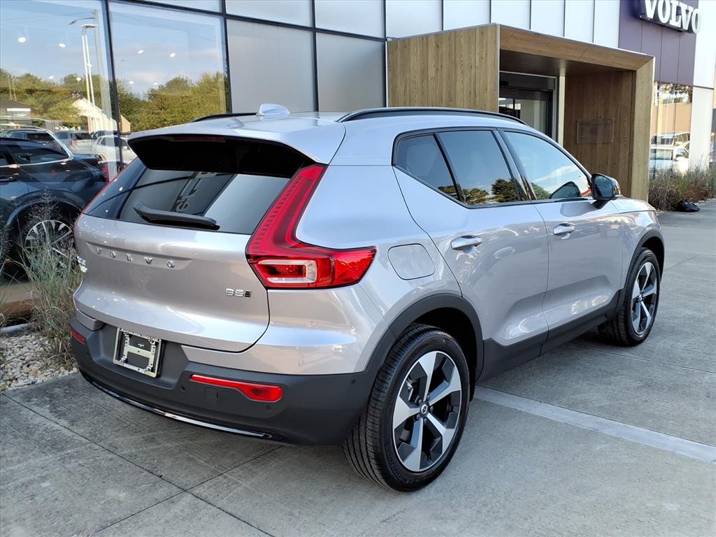 2026 Volvo XC40 Plus photo 3