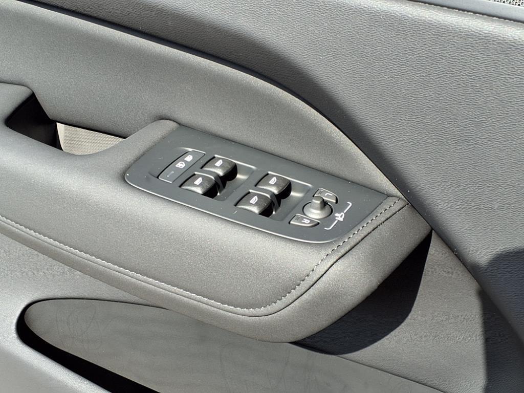 2026 Volvo XC60 Plus - Photo 23