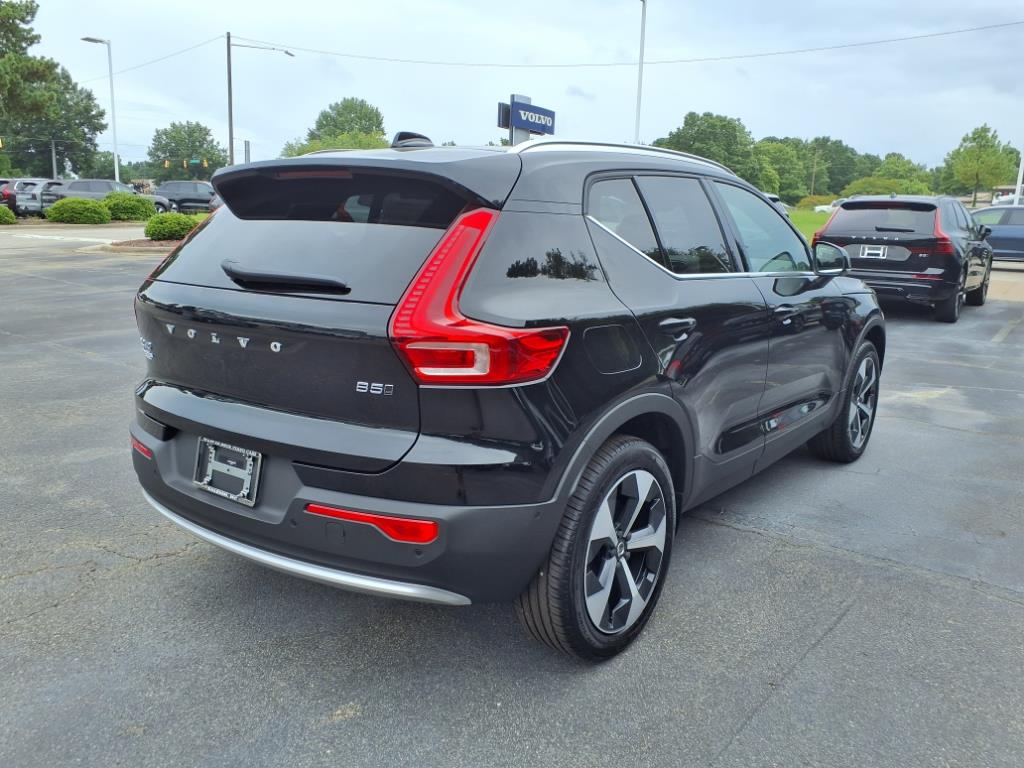 2025 Volvo XC40 Plus photo 3