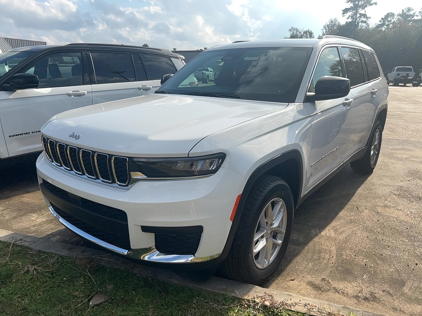2025 Jeep Grand Cherokee L Laredo's photo
