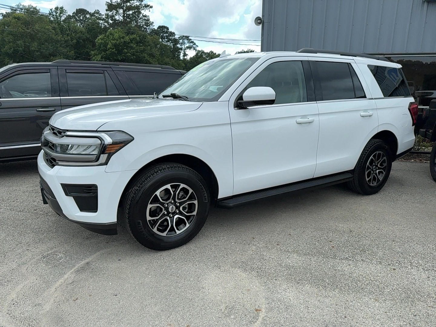 2023 Ford Expedition XLT's photo
