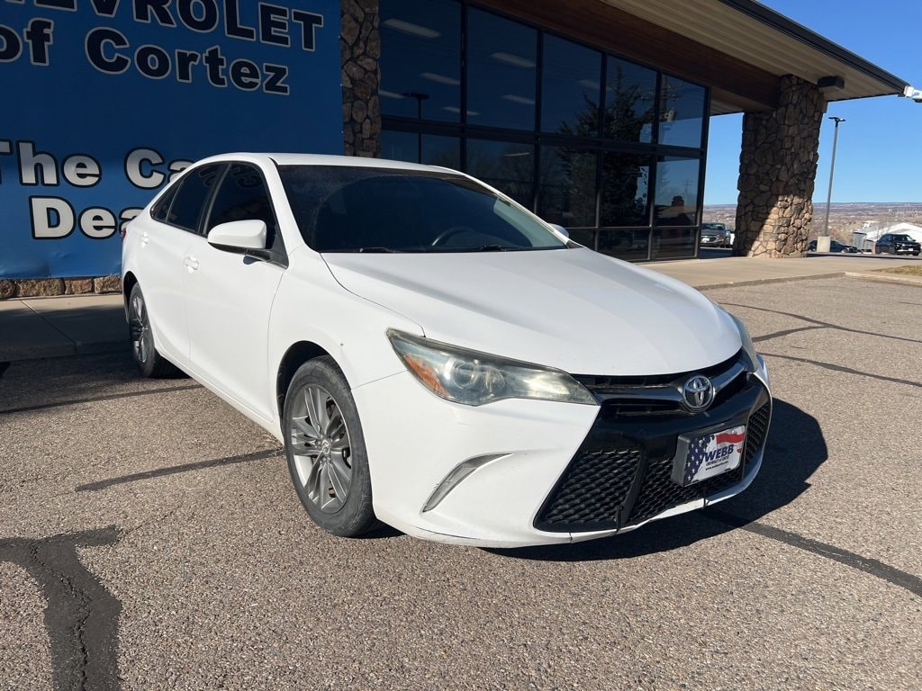 2015 Toyota Camry SE's photo