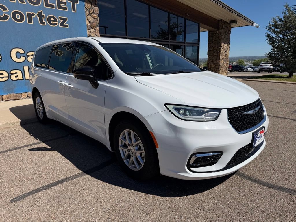 2024 Chrysler Pacifica Touring L's photo