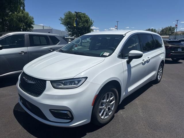 2023 Chrysler Pacifica Touring L's photo