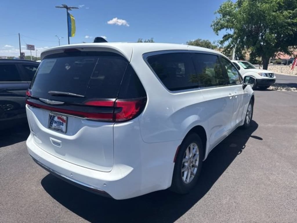 Used 2023 Chrysler Pacifica Touring L