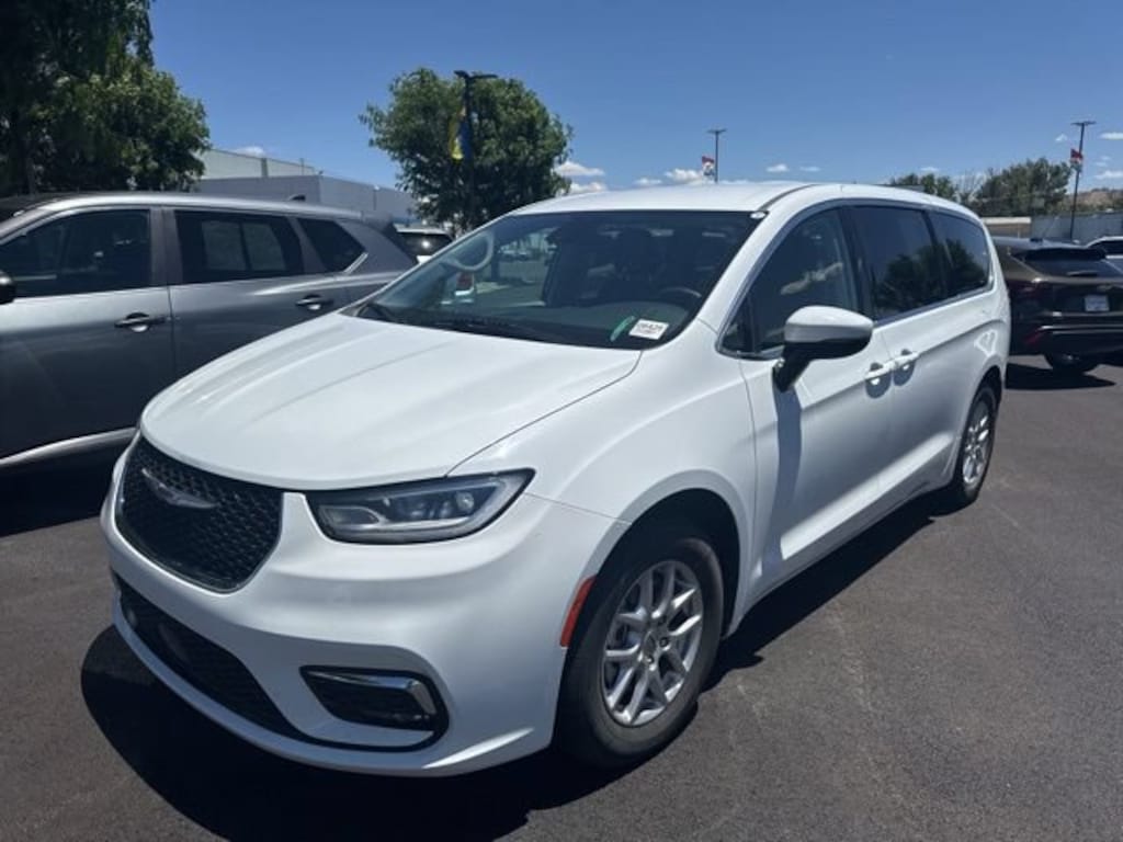 Used 2023 Chrysler Pacifica Touring L