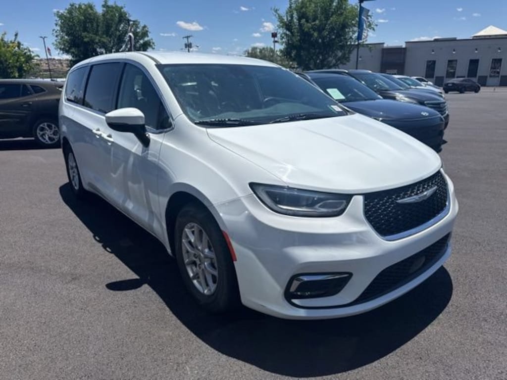 Used 2023 Chrysler Pacifica Touring L