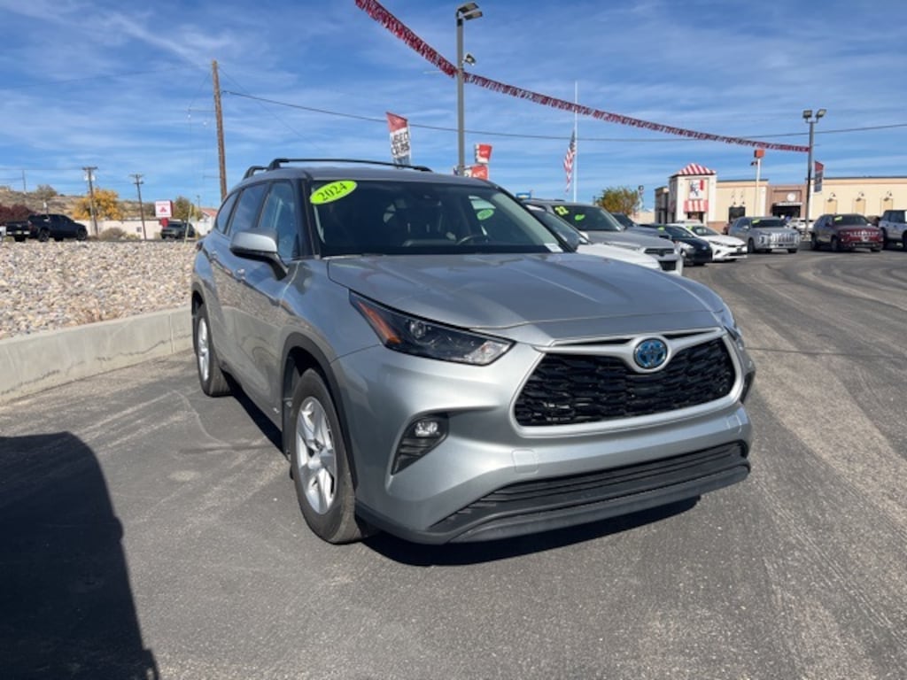 Used 2024 Toyota Highlander Hybrid LE SUV