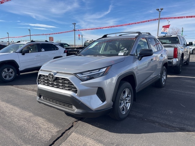 2025 Toyota RAV4 LE's photo