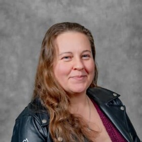 Staff member Lindsay Paisley from ID_b4daf80f0b83
