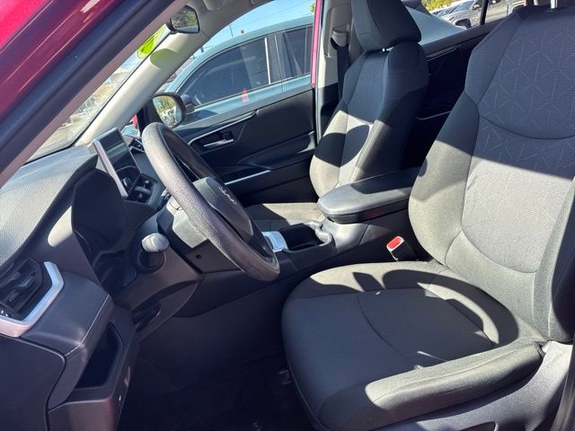 2025 Toyota RAV4 XLE - Photo 9