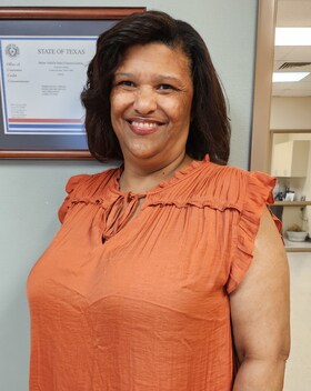 Staff member Jackie Luter from ID_5f43efa22c3e