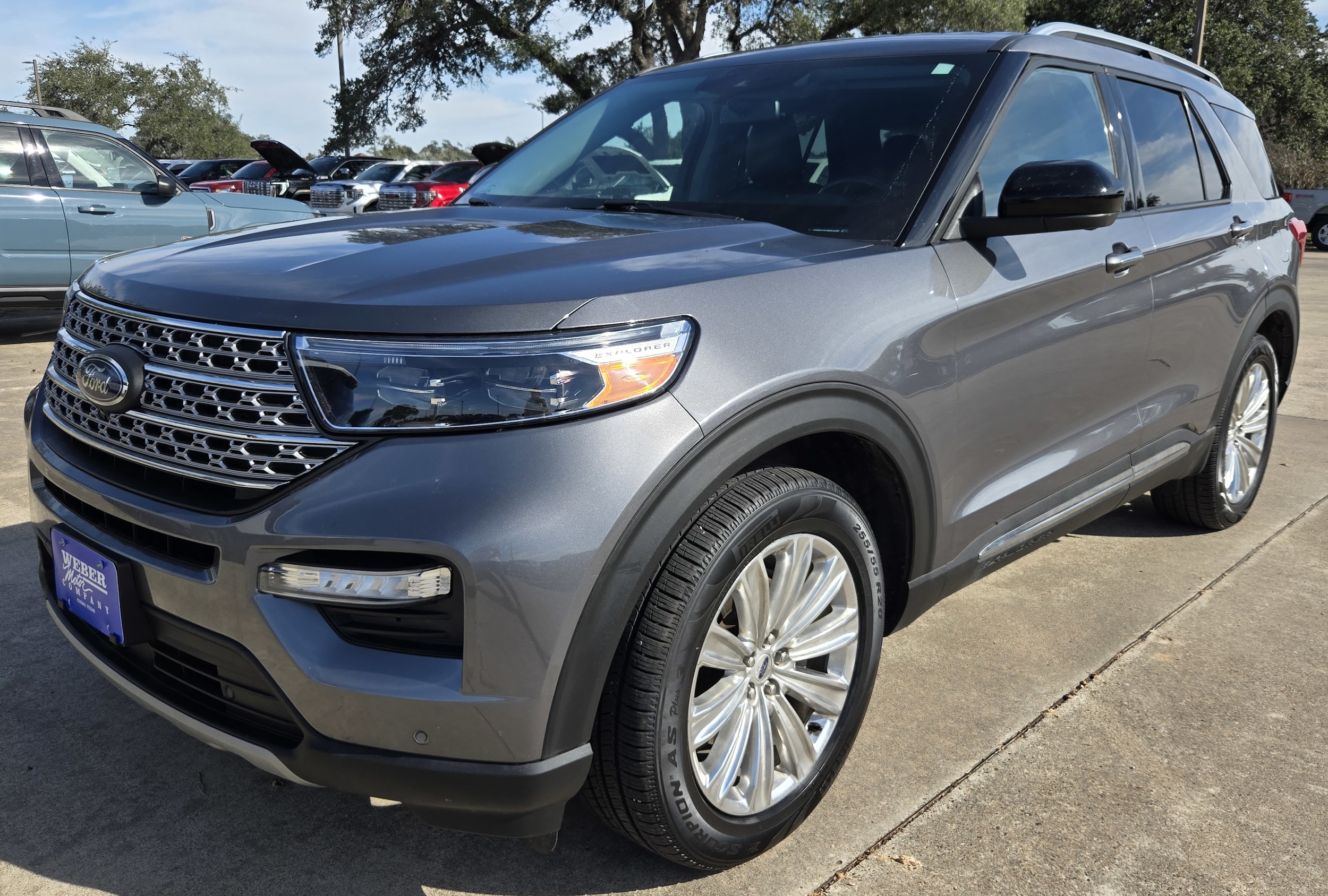 2022 Ford Explorer Limited's photo