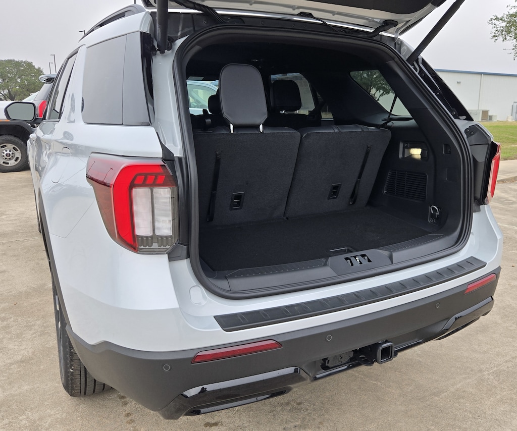 2026 Ford Explorer ST-Line photo 2