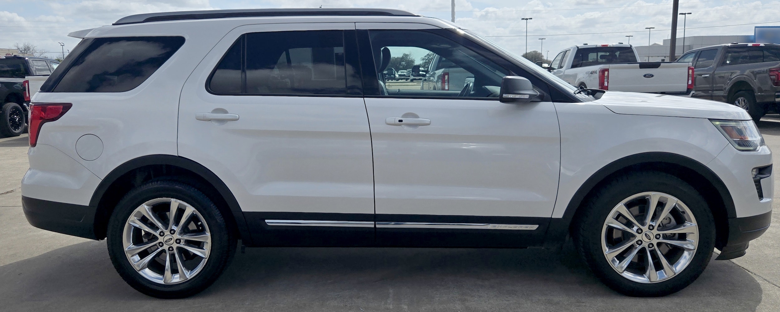Used 2019 Ford Explorer XLT with VIN 1FM5K7D85KGB38275 for sale in Cuero, TX