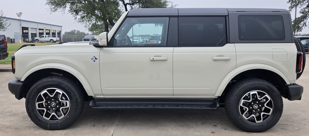 2025 Ford Bronco Outer Banks photo 3