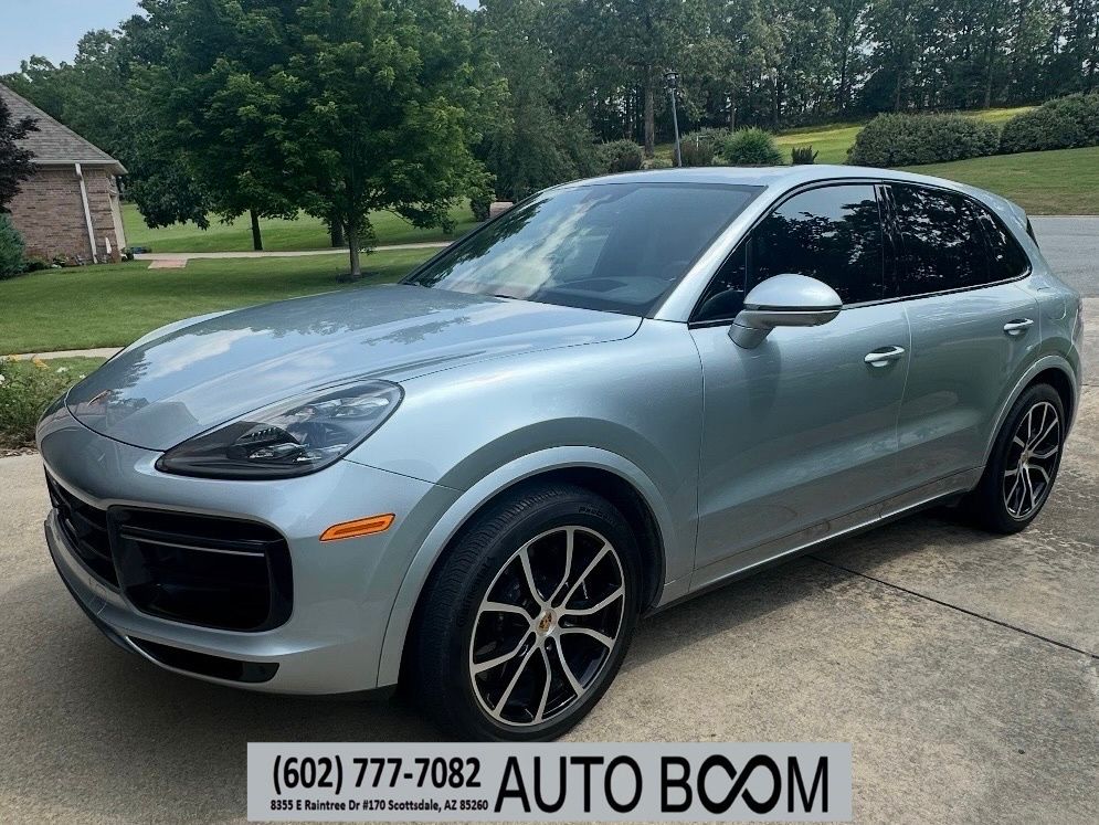 2023 Porsche Cayenne Turbo S E-Hybrid's photo
