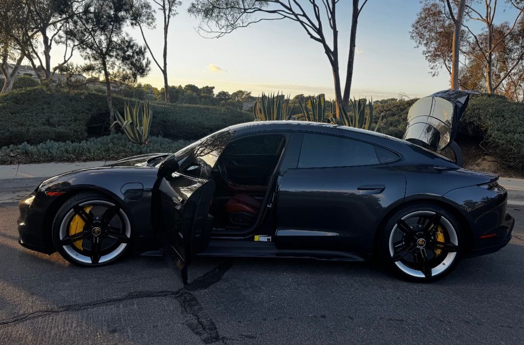 2020 Porsche Taycan Turbo S photo 4